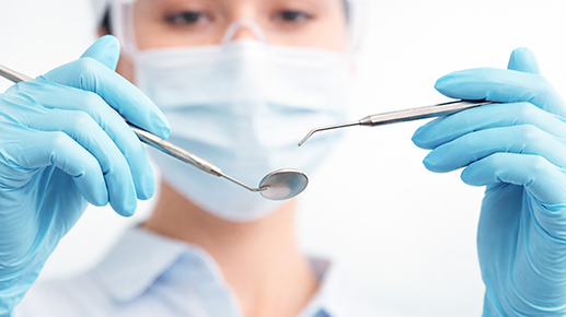 especialista realizando procedimiento de ortodoncia en clínica Abril Providencia