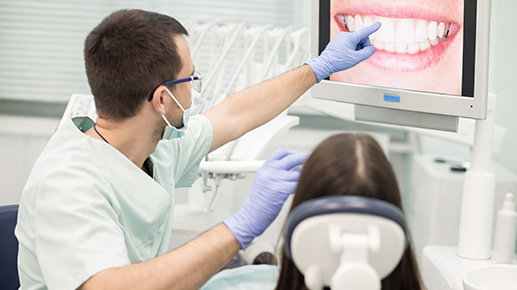 ortodoncista explicando resultados del tratamiento de ortodoncia a paciente